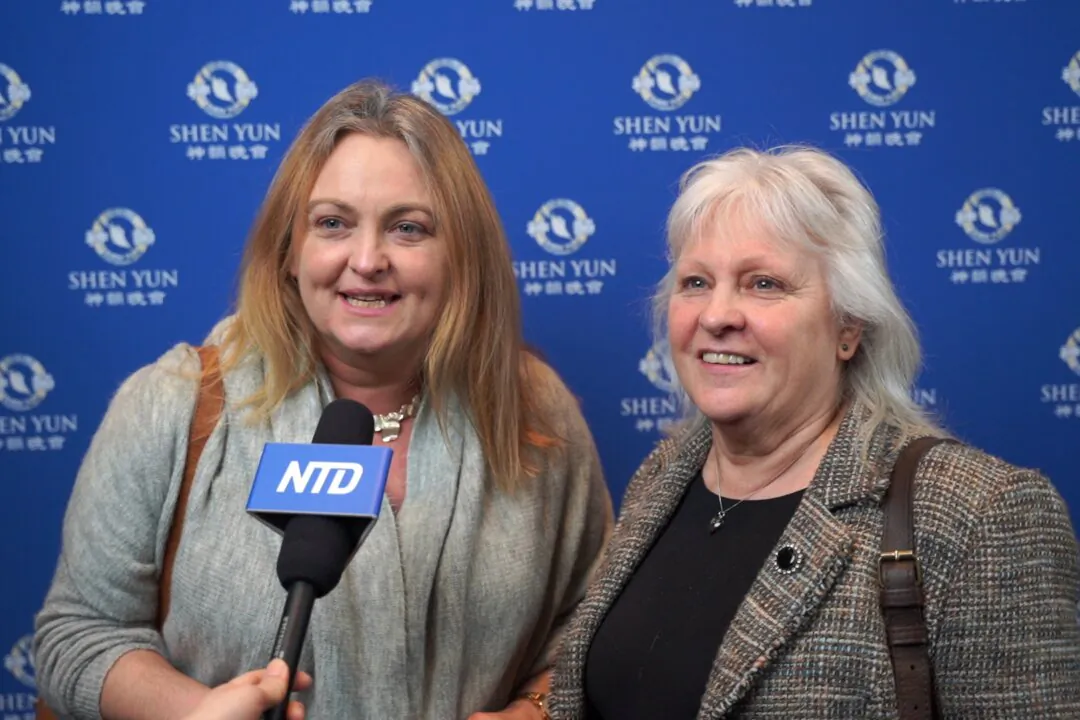Natalie White and Eve Broadis at the Shen Yun Performing Arts performance at SEC Armadillo on Feb. 13, 2024. (NTD)