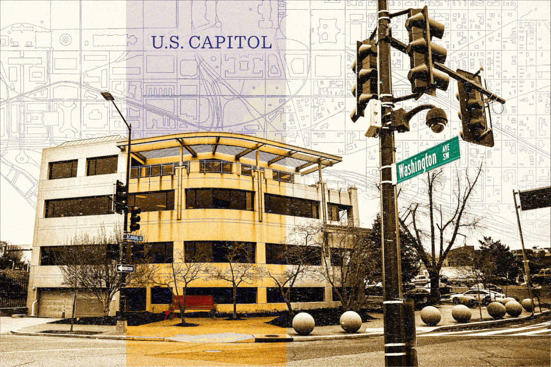 NextImg:Security Cameras Suddenly Pan Away as Bomb Squad Responds to Jan. 6 Pipe Bomb