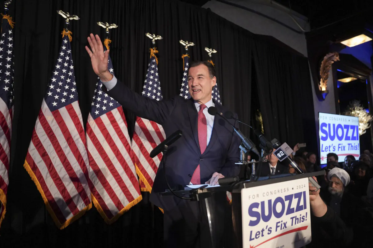 Democrat Tom Suozzi waves to supporters celebrating his victory in the New York special congressional election in Woodbury, Long Island, on Feb. 13, 2024. (Samira Bouaou/The Epoch Times)