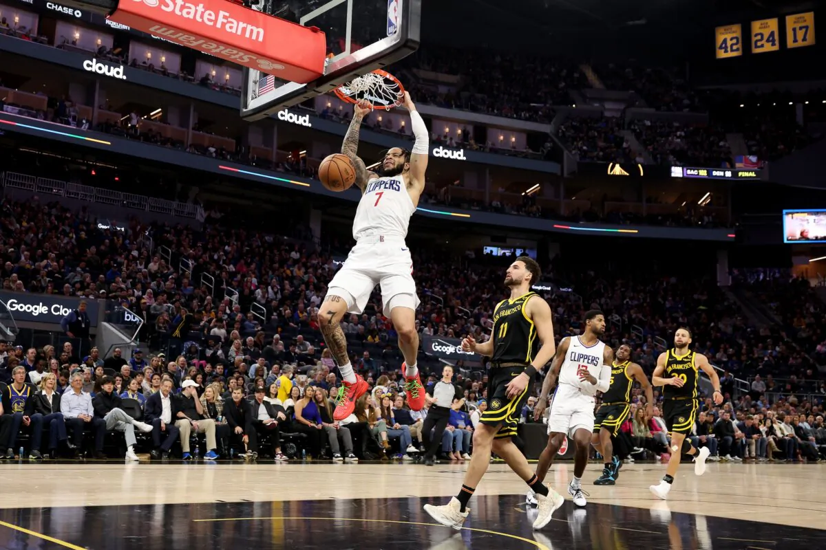Amir Coffey (7) of the LA Clippers dunks the ball on Klay Thompson (11) of the Golden State Warriors in the second half in San Francisco on Feb. 14, 2024. (Ezra Shaw/Getty Images)