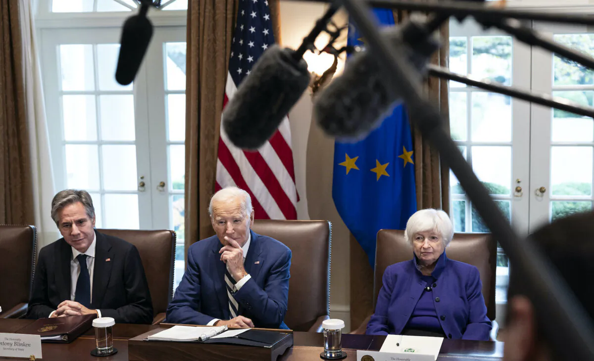 U.S. President Joe Biden, flanked by Secretary of State Antony Blinken (L) and Treasury Secretary Janet Yellen (R), hosts a meeting inside the Cabinet Room at the White House in Washington on Oct. 20, 2023. (Tom Brenner/Pool/Getty Images)