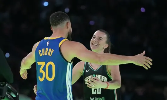 Curry Rallies to Clip Ionescu at All-Star 3-point Competition