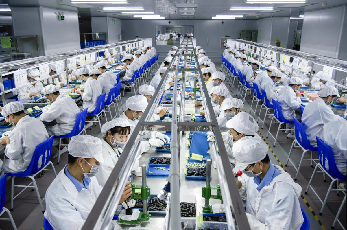 Workers make pods for e-cigarettes on the production line at Kanger Tech, one of China's leading manufacturers of vaping products, in Shenzhen, China, on Sept. 24, 2019. (Kevin Frayer/Getty Images)