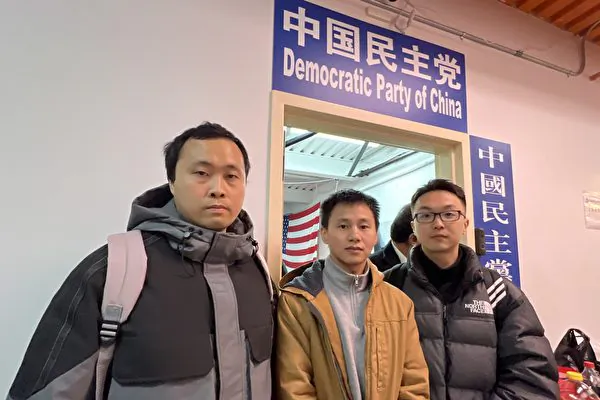 Gong Kai (L) thanks FreeGate for allowing him to bypass China’s censorship on Feb. 13, 2024. (Lin Dan/The Epoch Times)