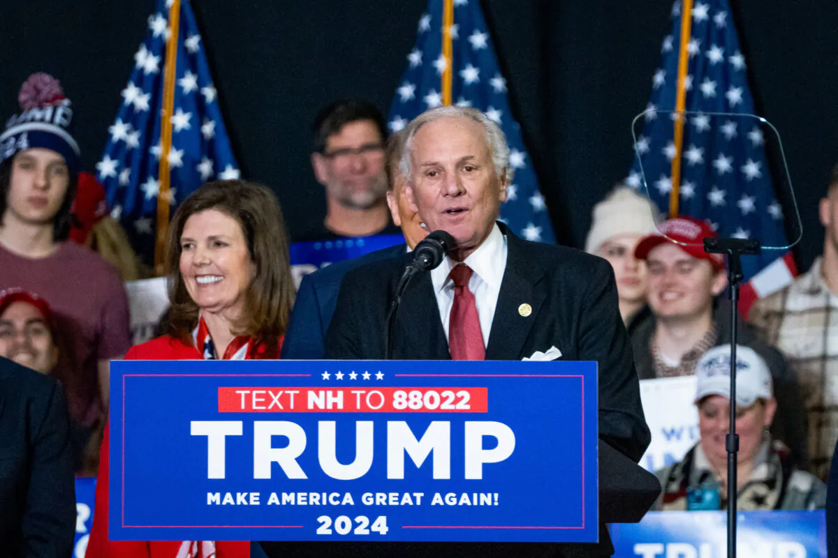 South Carolina Gov. Henry McMaster speaks during a rally for Republican presidential candidate and former President Donald Trump in Manchester, N.H., on Jan. 20, 2024. (Madalina Vasiliu/The Epoch Times)