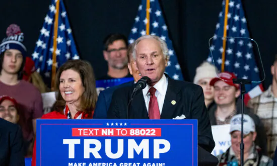 Trump Marches Into South Carolina With Base, Top Republicans in Train