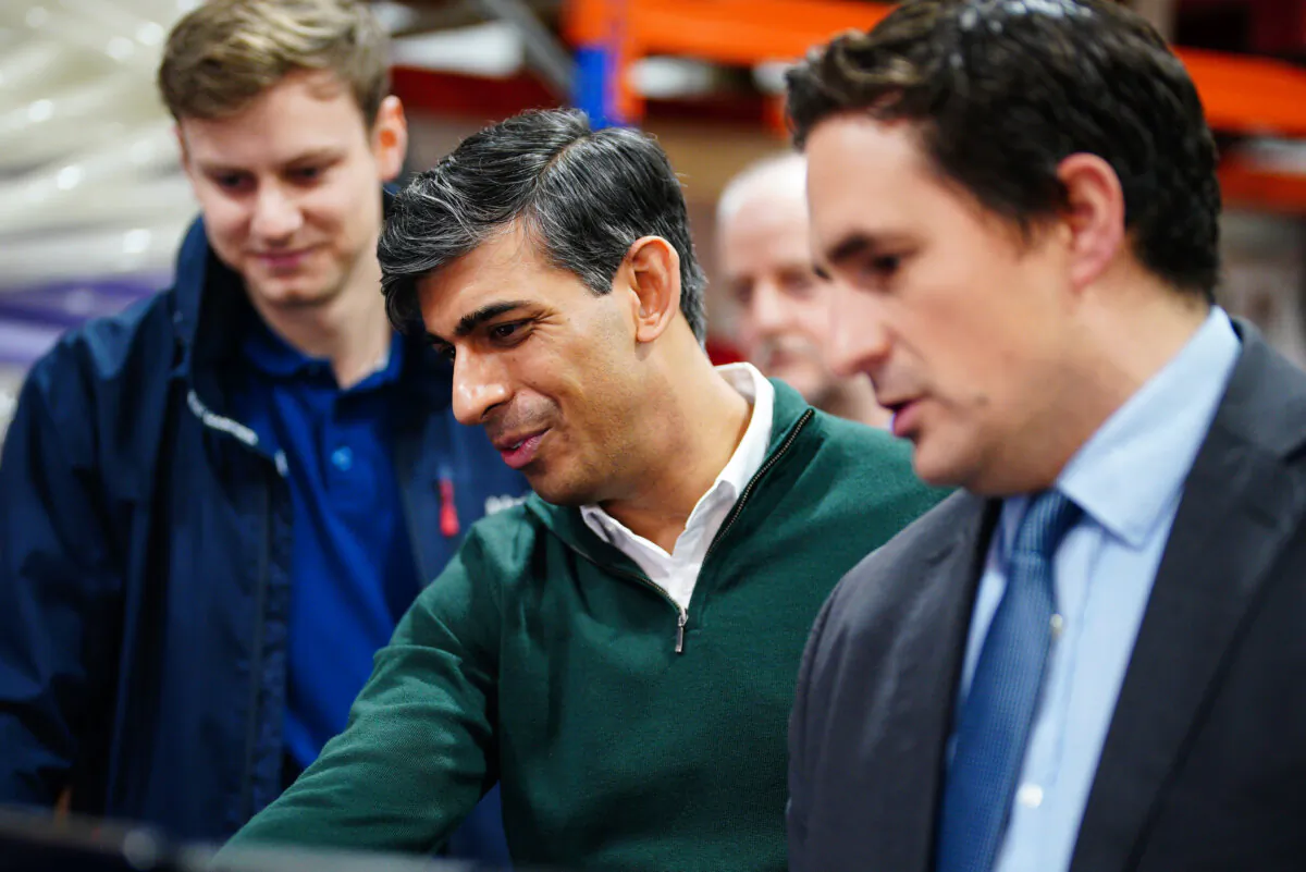 Prime Minister Rishi Sunak (C) and minister for veterans' affairs Johnny Mercer (R) during their visit to MSubs in Plymouth, England, on Feb. 9, 2024. (Ben Birchall/PA Wire)