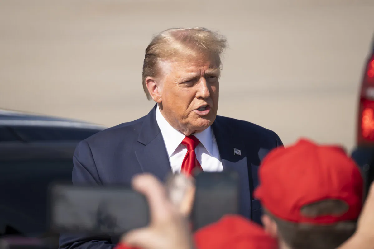 Former President Donald Trump greets supporters at Greenville-Spartanburg International Airport in Greer, S.C., on Feb. 20, 2024. (Madalina Vasiliu/The Epoch Times)