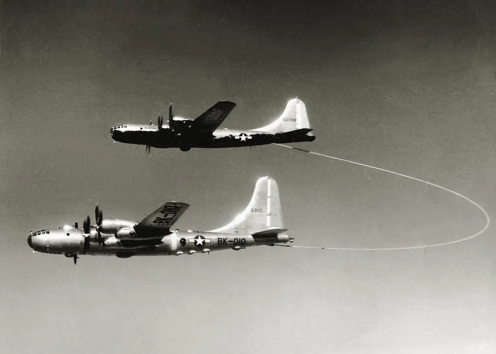 Lucky Lady II being refueled by a KB-29M tanker in 1947. U.S. government. (Public Domain)