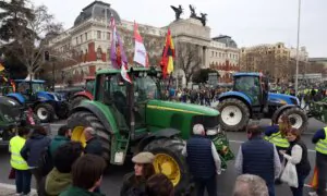 Video: Farmers’ Tractor Convoy Converges on Spain’s Ministry of Agriculture in Madrid