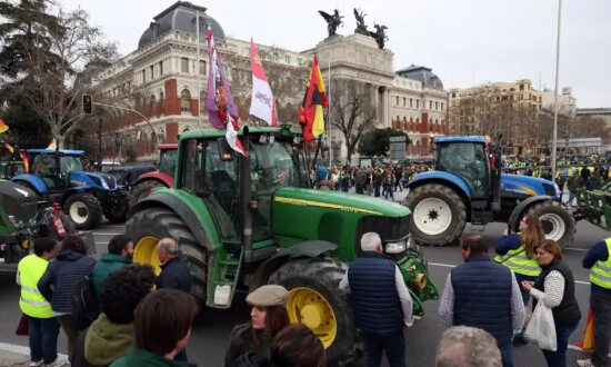 Video: Farmers’ Tractor Convoy Converges on Spain’s Ministry of Agriculture in Madrid