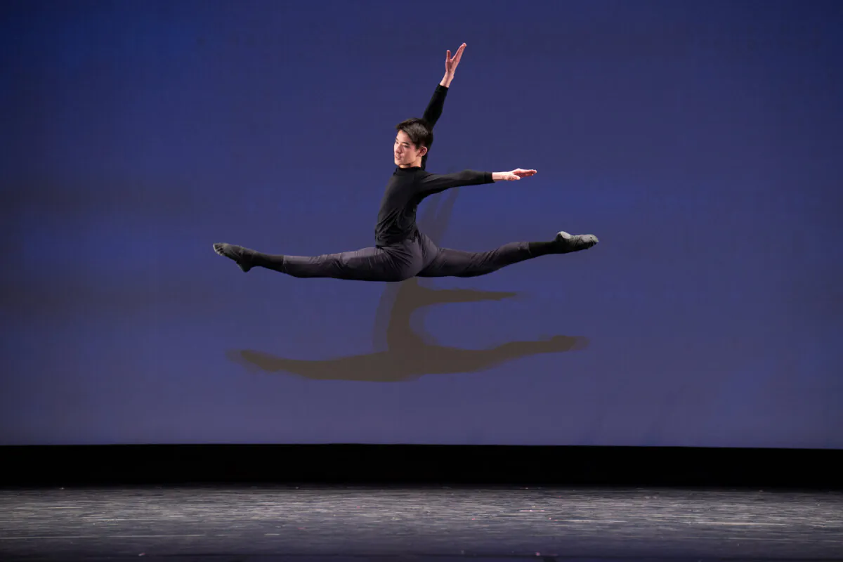Rubi Cho, a principal dancer with Shen Yun, was born in Japan. He won a silver award
at the eighth NTD International Classical Chinese Dance Competition. (Dai Bing/The Epoch Times)