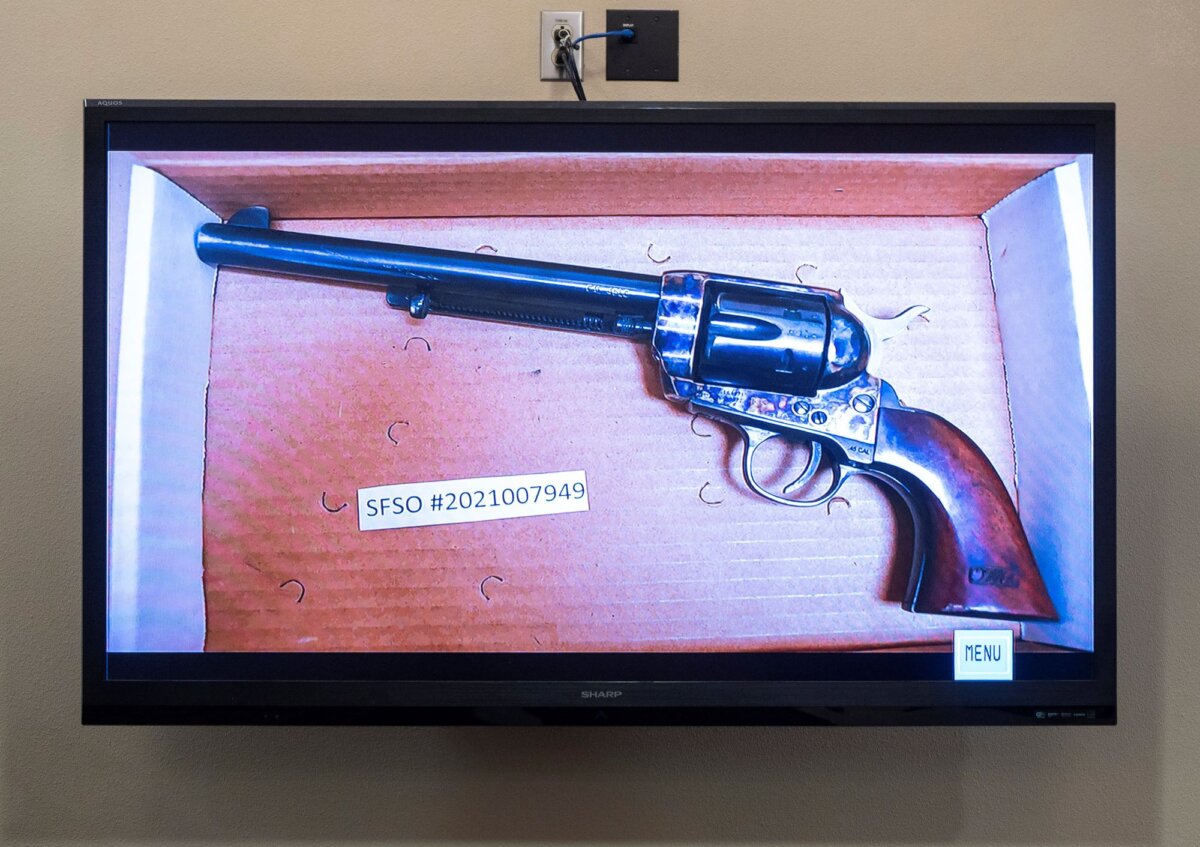 id5593563-gun.jpg