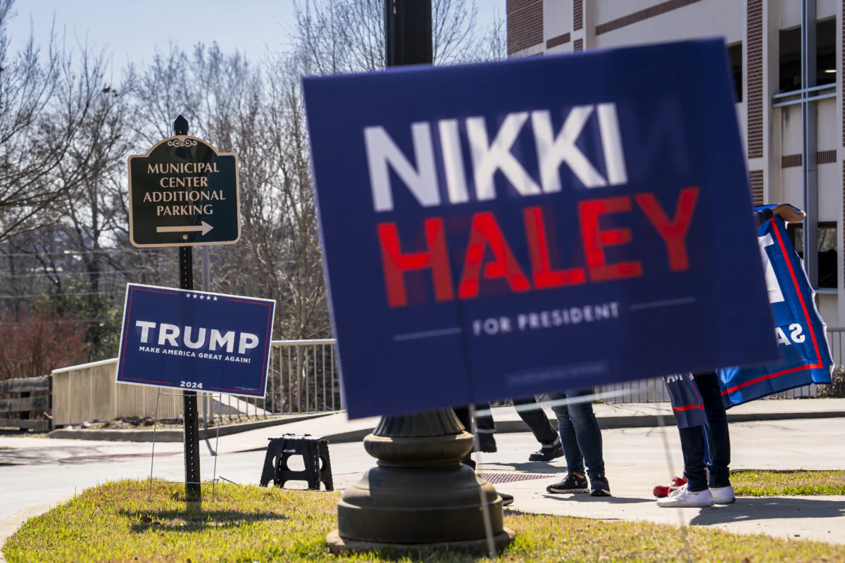 2024 Presidential candidates Donald J. Trump and Nikki Haley campaign signs in North Augusta, S.C., on Feb. 21, 2024. (Madalina Vasiliu/The Epoch Times)