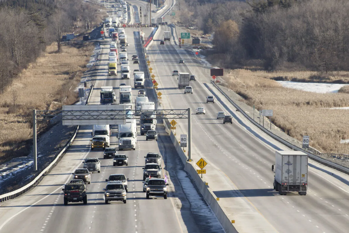 Vehicles are seen on Highway 401 westbound in Kingston, Ont., on Jan. 11, 2019. (The Canadian Press/Lars Hagberg)