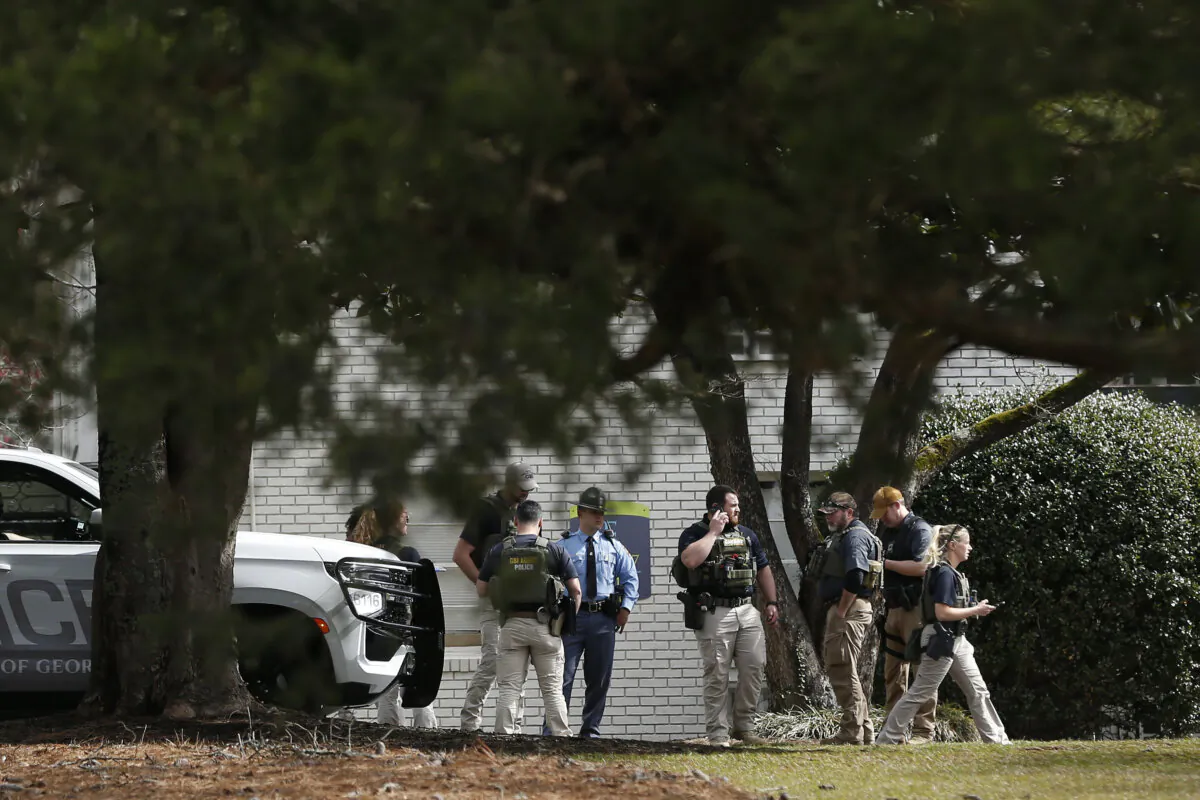 University of Georgia police along with Athens-Clarke County police, Georgia State Patrol, and the Georgia Bureau of Investigation (GBI) search the Cielo Azulyk apartment complex after executing a search warrant in Athens, Ga., on Feb. 23. 2024. (Joshua L. Jones/Athens Banner-Herald via AP)