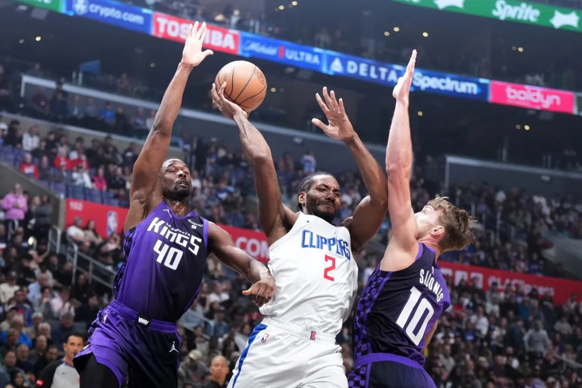 LA Clippers forward Kawhi Leonard (2) passes the ball against Sacramento Kings forward Harrison Barnes (40) and forward Domantas Sabonis (10) in the first half in Los Angeles on  Feb. 25, 2024. (Kirby Lee/USA TODAY Sports via Field Level Media)