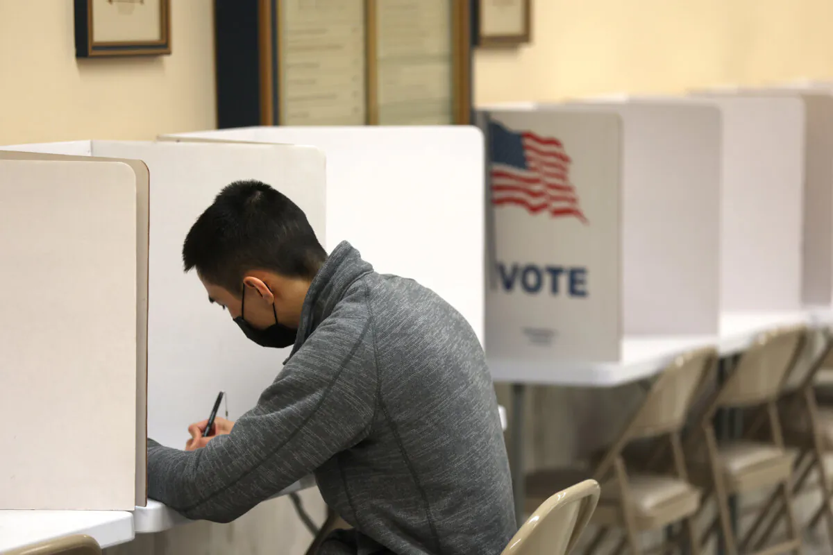 A voter fills out his ballot at a polling station at San Francisco City Hall on June 7, 2022. (Justin Sullivan/Getty Images)