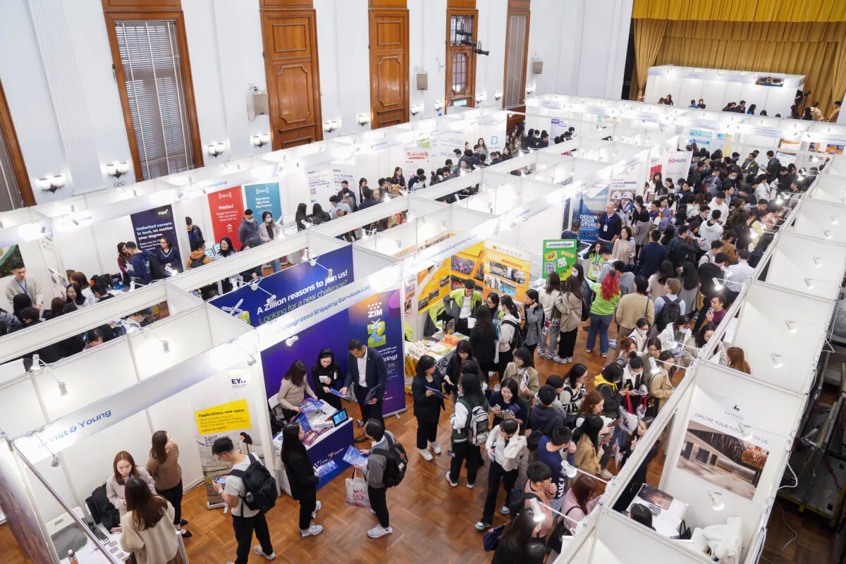 The University of Hong Kong organized the "Career Expo 2024", offering 3,800 jobs on site, Hong Kong, Jan. 22, 2024. (Adrian Yu/ Epoch Times)