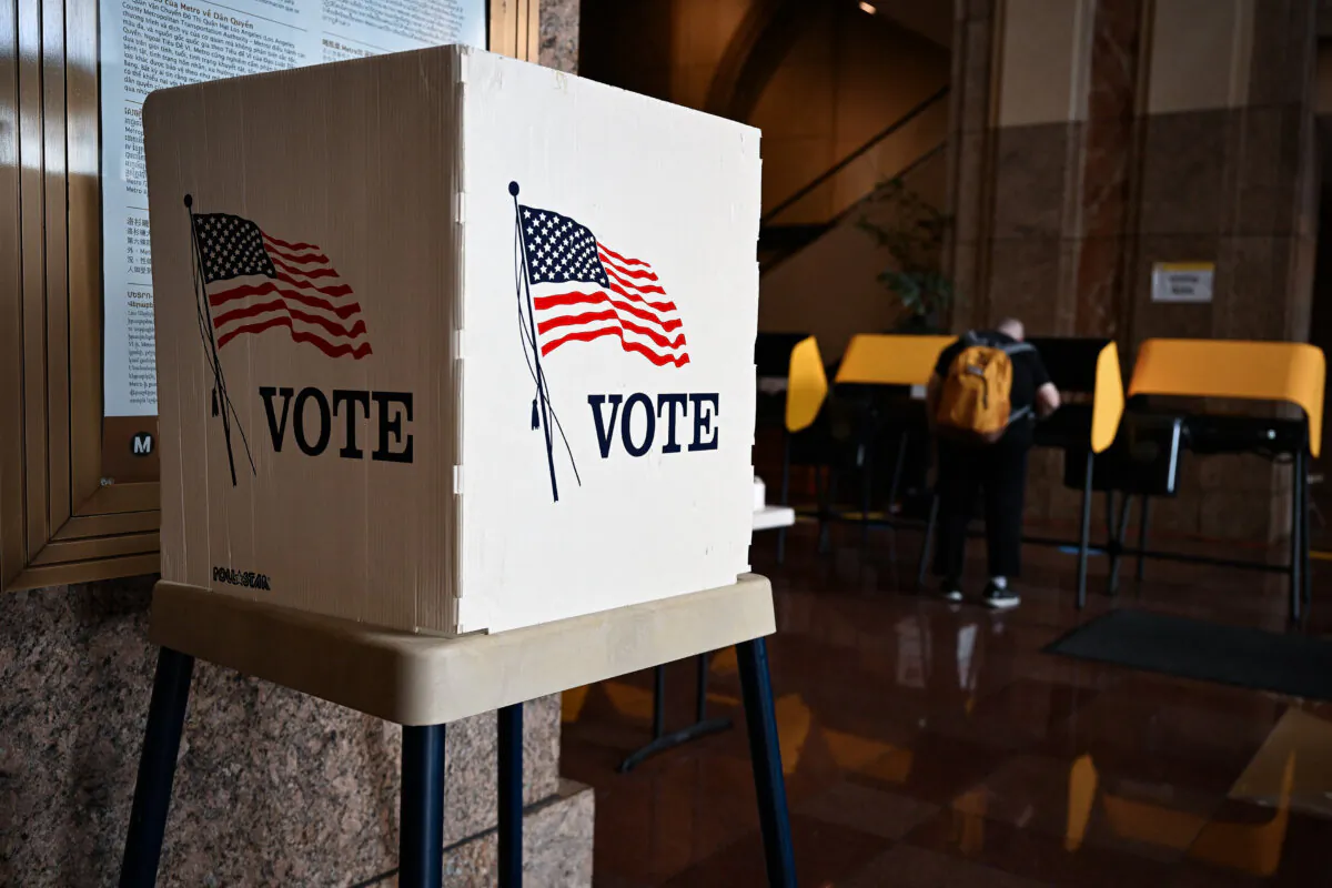 A voter prepares their ballot at a polling station during early voting in Los Angeles on Nov. 1, 2022. (Robyn Beck/AFP via Getty Images)