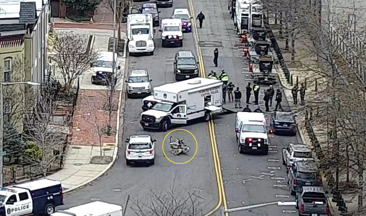 A U.S. Capitol Police bomb robot responds to discovery of a pipe bomb at the Democratic National Committee just before 1:45 p.m. on Jan. 6, 2021. (U.S. Capitol Police/Graphic by The Epoch Times)