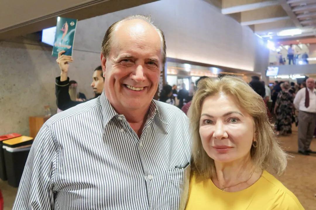 Dr. Kim Bulwinkel, a top orthopaedic surgeon from central Queensland, watched Shen Yun performing arts with his wife, Lena, at Brisbane’s QPAC in Australia on Feb. 27, 2024. (Daniel Teng/The Epoch Times)