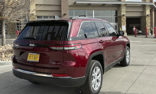 Chrysler Recalling More Than 330,000 Jeep Grand Cherokees Due to Steering Wheel Issue