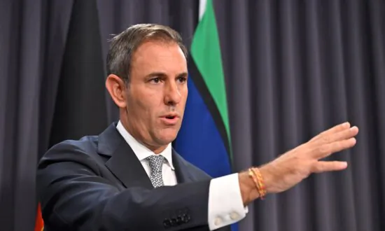Government Backs Another Minimum Wage Rise, Plays Down Inflation Risks