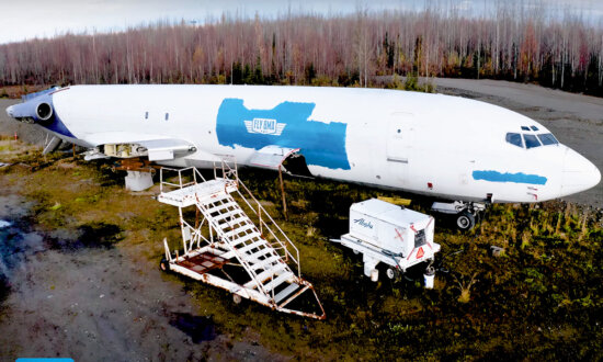 Alaskan Flight Instructor Buys 3 Disused Cargo Planes, Turns Them Into Luxury Accommodation—Here’s How It Looks