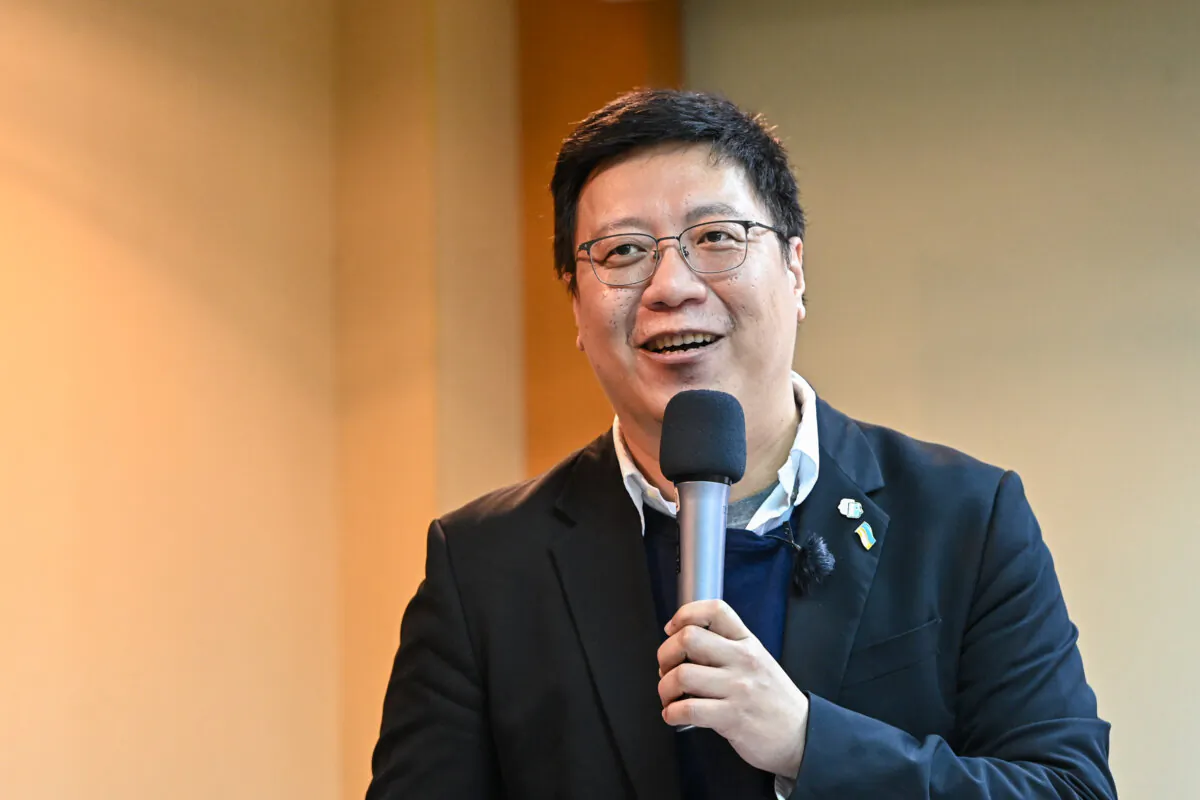 Wu Min-hsuan, CEO of Taiwan-based Doublethink Lab, at a press conference about Chinese election interference in Taiwan elections, in Taipei, Taiwan, on Jan. 19. 2024. (Sung Pi-lung/The Epoch Times)
