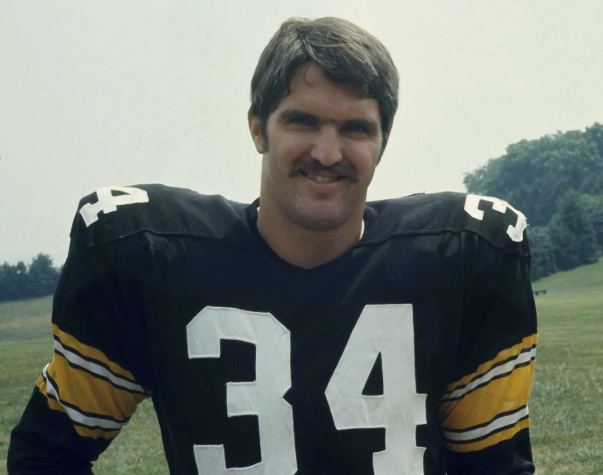 Pittsburgh Steelers Andy Russell (34) is shown in 1975. The Steelers announced Saturday, March 2, 2024 that Russell, a seven-time Pro Bowler and two-time Super Bowl winner during his 12-year career, has died at 82.   (AP Photo)