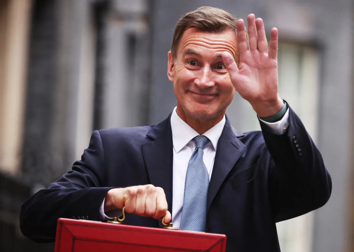 Chancellor Jeremy Hunt leaves Downing Street with the despatch box to present his spring budget to parliament in London on March 15, 2023. (Dan Kitwood/Getty Images)