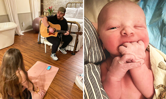 Wife Sings Through Labor With Her Husband on the Guitar, Gives Birth to a 'Relaxed' Baby Boy