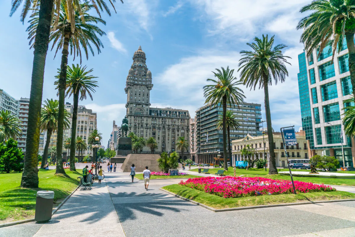 Independence Square, at the site of a former Spanish colonial citadel, honors the country's independence and separates the Old City and downtown areas. (Ivo Antonie de Rooij/Shutterstock)