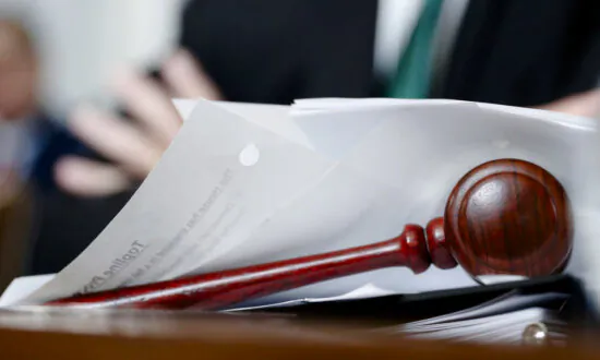 Alaska Court Rules Police Must Obtain Warrant to Surveil Houses Using Zoom Lenses, Aircraft