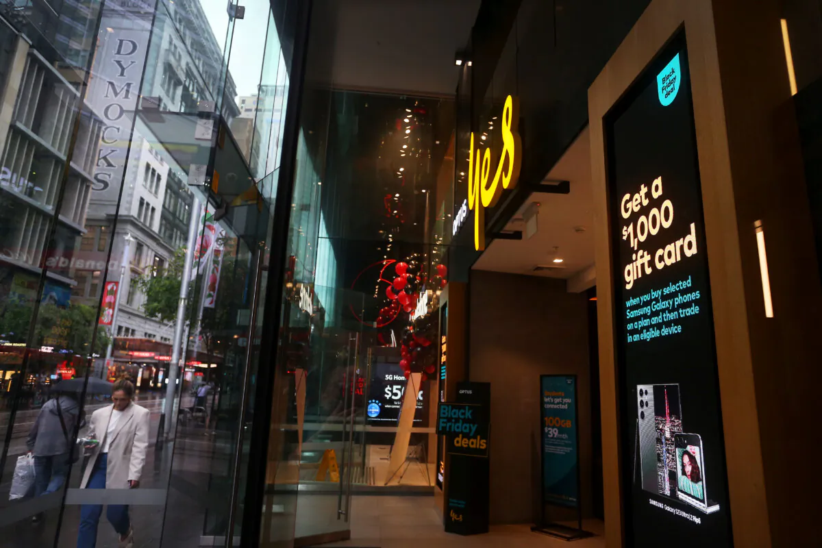 Pedestrians walk past an Optus store in Sydney, Australia, on Nov. 21, 2023. (Lisa Maree Williams/Getty Images)