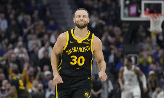 Stephen Curry, Warriors Shut Down Red-Hot Bucks, 125–90 Win