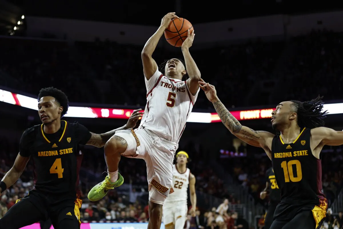 Boogie Ellis (5) of the USC Trojans attempts to layup against Frankie Collins (10) of the Arizona State Sun Devils during a game between the USC Trojans and the Arizona State Sun Devils in Los Angeles on March 4, 2023. (Michael Owens/Getty Images)