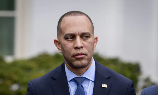 Bipartisan Foreign Aid, Border Security Bill a ‘Nonstarter’ for House Democrats: Rep. Jeffries