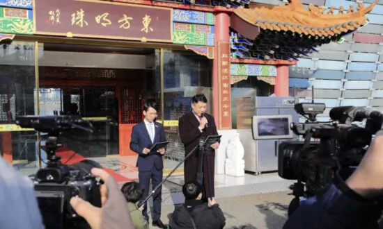 South Korean Police Raids a Chinese Restaurant on Suspicion of Being a Secret CCP Police Station