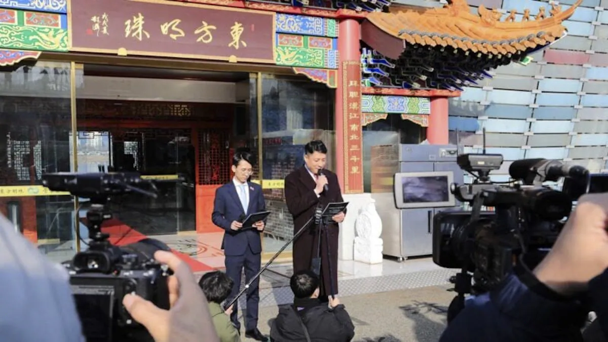 Wang Haijun, boss of the Oriental Pearl restaurant in Seoul, reads a statement outside the restaurant on Dec. 29, 2022. His restaurant has been accused of being the base of the Chinese Communist Party’s overseas secret police station. (Kim Myung-kuk / The Epoch Times)