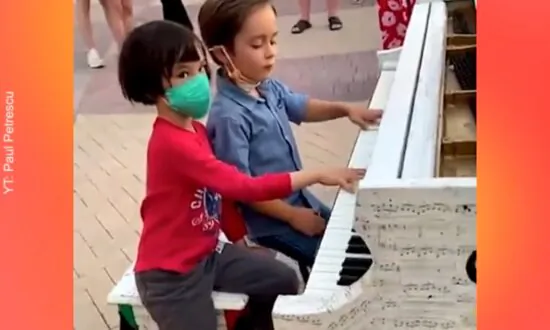 2 Talented 6-Year-Olds Play Duet on Public Street Piano
