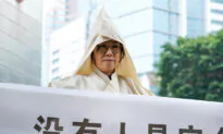 A HK Businessperson Complains That Her 11-Year Imprisonment was Unjust, Pays Tribute to Her Deceased Mother Outside the CE’s Office in Traditional Chinese Funeral Clothes