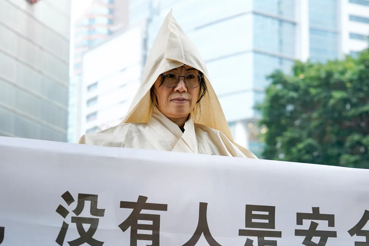 Hong Kong businessperson Tsui Siu-lan, who was sentenced to 11 years in prison in Beijing for corruption, returned to Hong Kong in mid-June 2023 after serving her sentence. She went to the Chief Executive's Office early on March 8 to pay tribute to her mother dressed in traditional Chinese funeral clothes  and requested the Hong Kong government to help her redress her grievances and reverse her case.  (Kiri Choy/The Epoch Times)