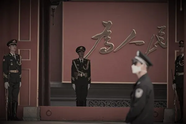 Security personnel stand guard at Zhongnanhai near Tiananmen Square ahead of China's 20th Communist Party Congress in Beijing on October 13, 2022. (Photo by Noel Celis / AFP)