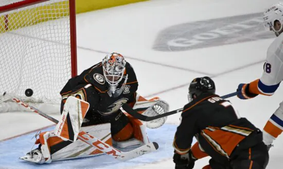 Isles Beat Ducks to Move Into Wild-Card Spot