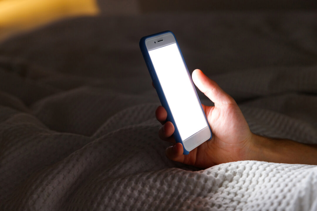 Cellphone Radiation Research Was Halted After Worrisome Findings, Expert Questions Why