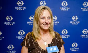 Mother Brings Her Two Daughters to Experience Culture in Shen Yun