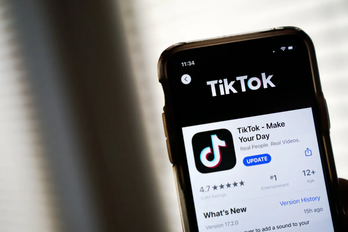 The download page for the TikTok app is displayed on an Apple iPhone on Aug. 7, 2020. (Drew Angerer/Getty Images)