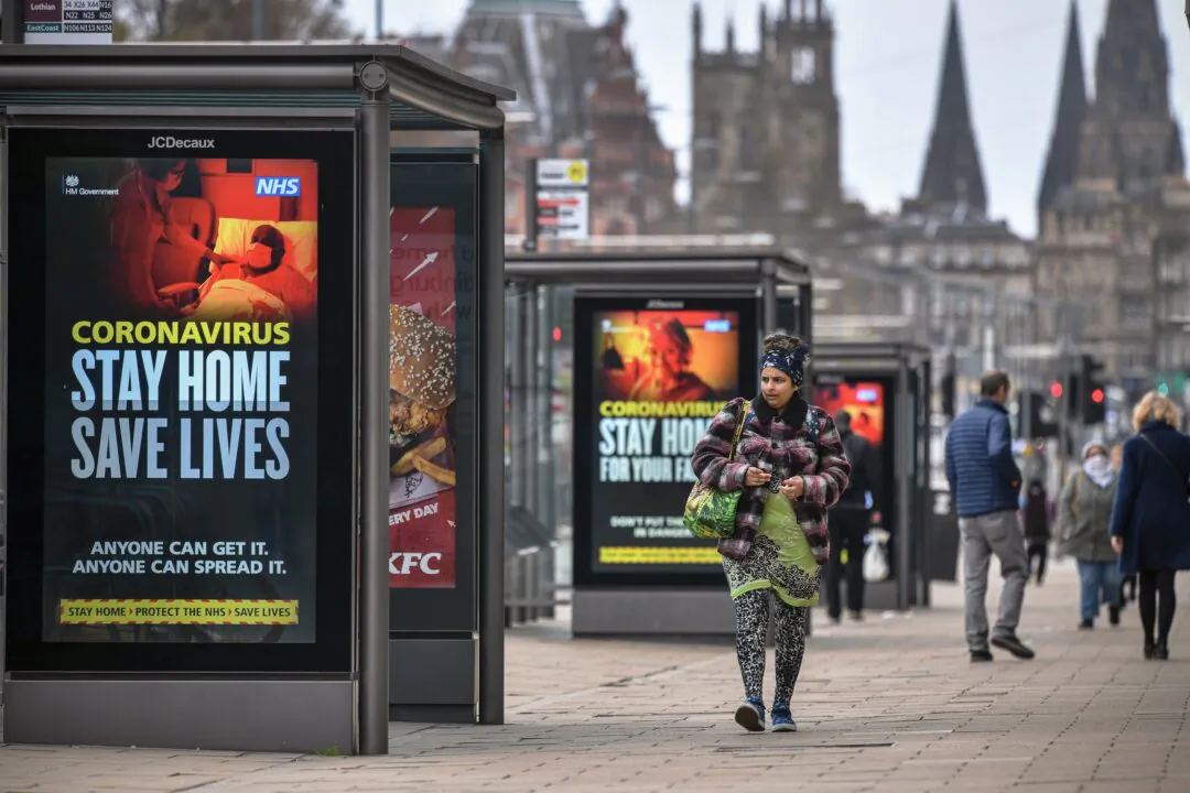 Members of the public are seen out on Princess Street during the COVID-19 pandemic in Edinburgh, Scotland, on April 17, 2020. (Jeff J Mitchell/Getty Images)